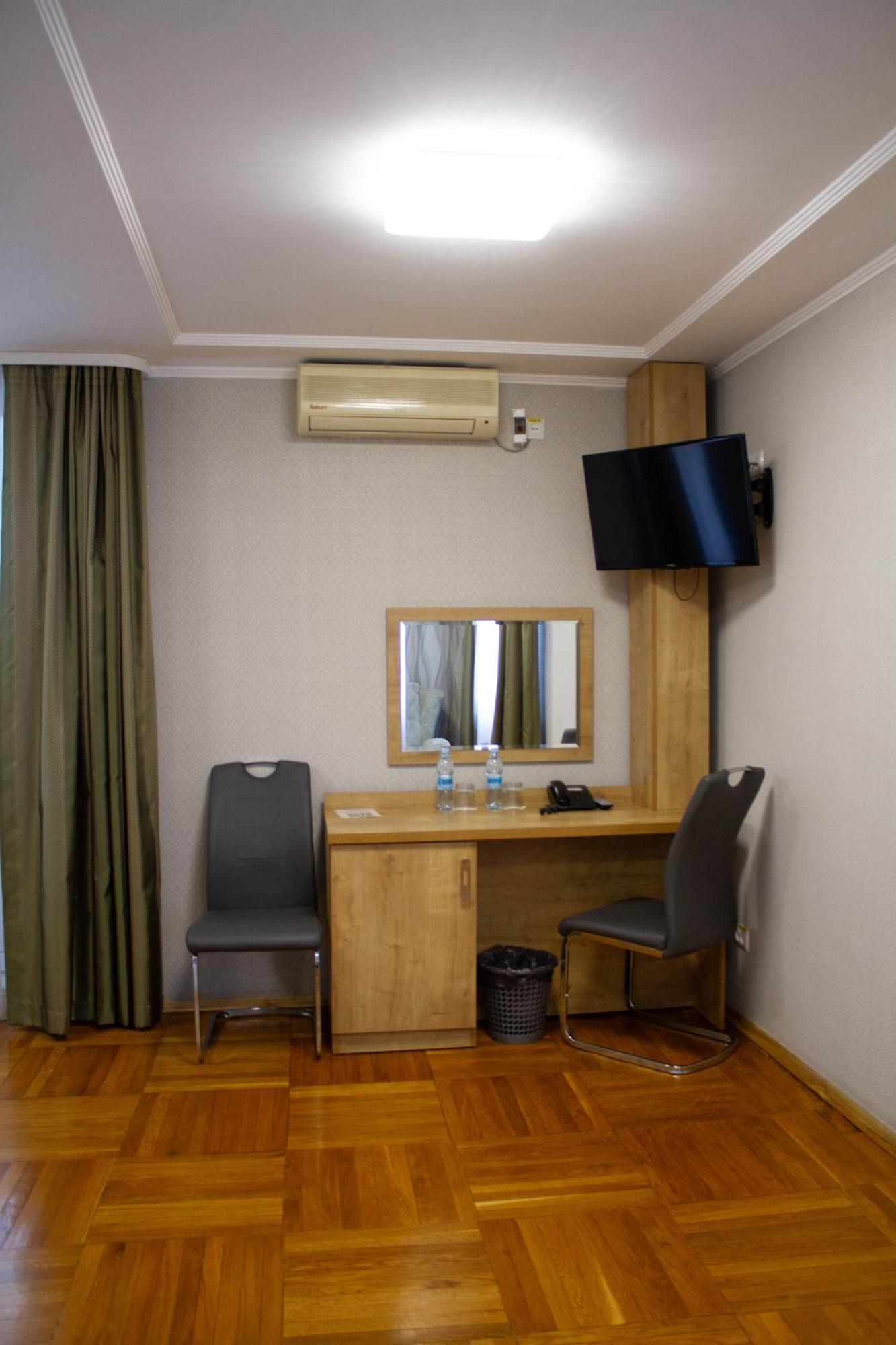 Hotel Tourist Rivne Bagian luar foto